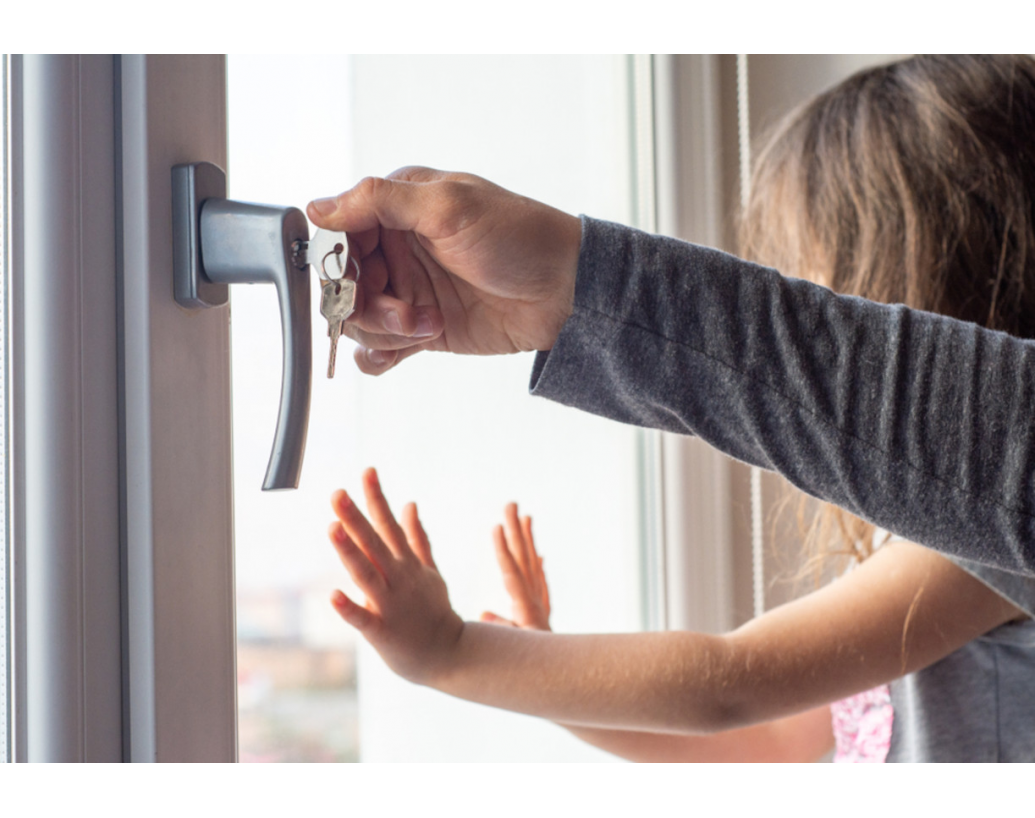 Cum sa alegi cele mai potrivite manere de fereastra pentru siguranta copiilor in casa