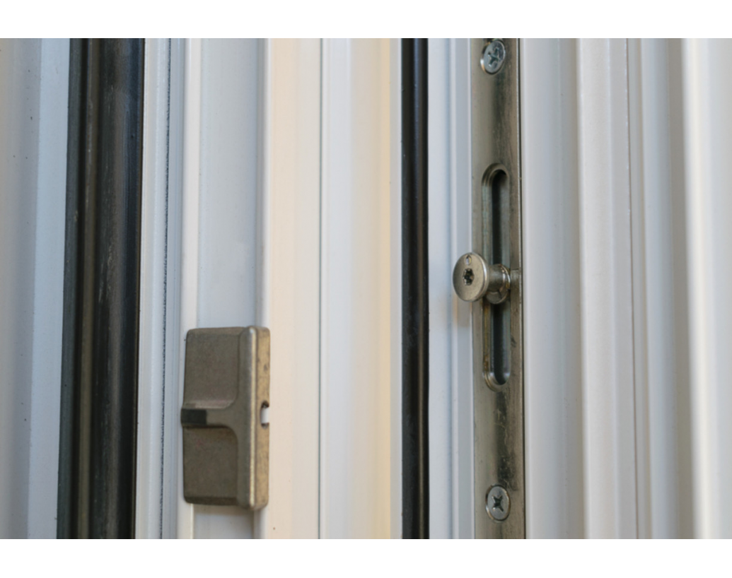 Spanioleta cu tije: ce trebuie sa stii despre acest tip de broasca pentru usi