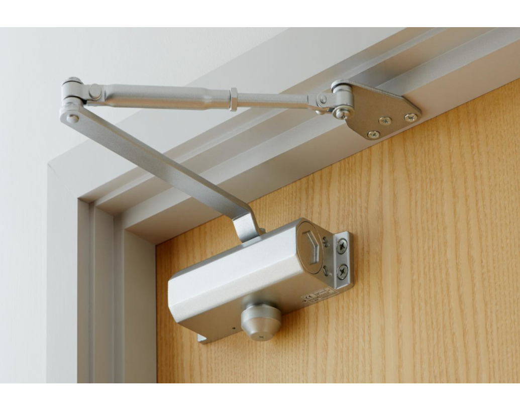 Amortizoare de usa versus opritori de usa: cum facem alegerea corecta?