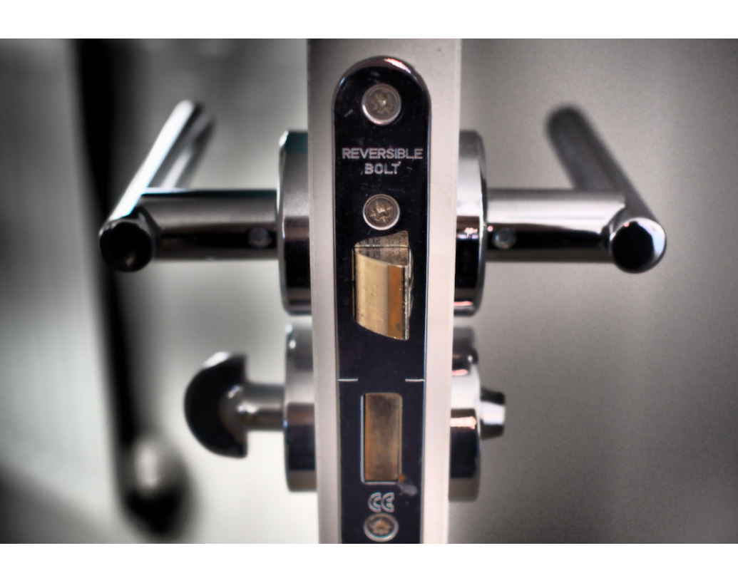 Alegerea manerelor pentru usa de interior din lemn in functie de broasca