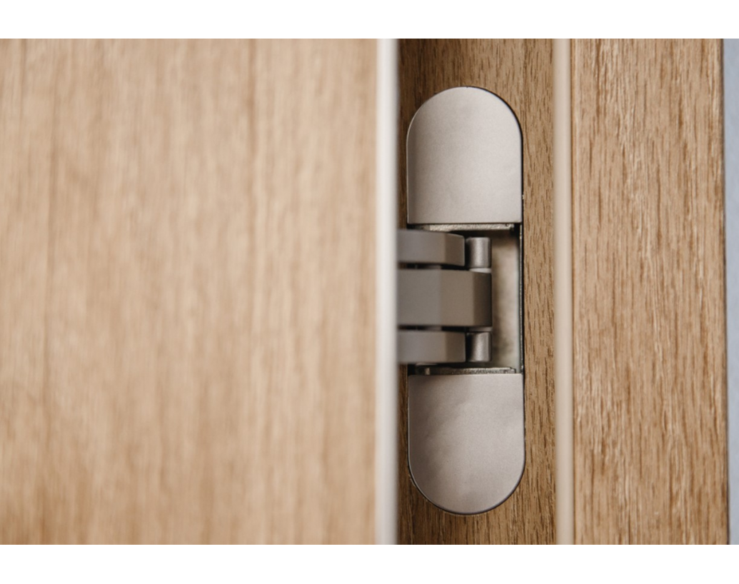 Cum montez o usa de interior cu balamale ascunse?