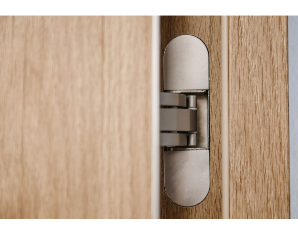 Materiale recomandate pentru balamalele de usi: avantaje si diferente