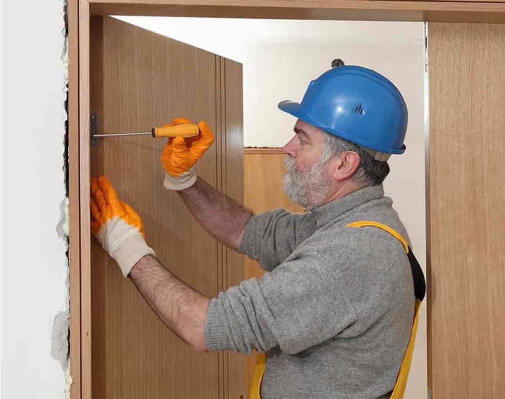 Cum se monteaza si regleaza corect balamalele pentru usa?