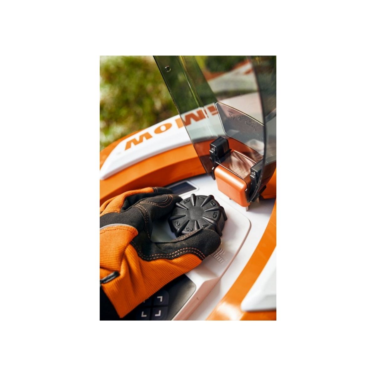 Robot tuns iarba STIHL RMI 422, latime lucru 20 cm, mulcire, suprafata pana la 800 mp, panta 35 grade, 63010121400