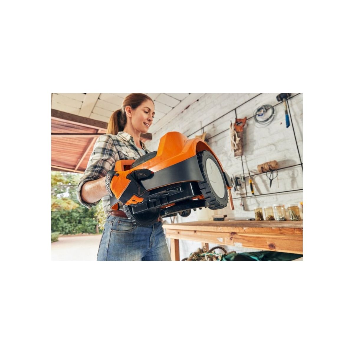 Robot tuns iarba STIHL RMI 422, latime lucru 20 cm, mulcire, suprafata pana la 800 mp, panta 35 grade, 63010121400
