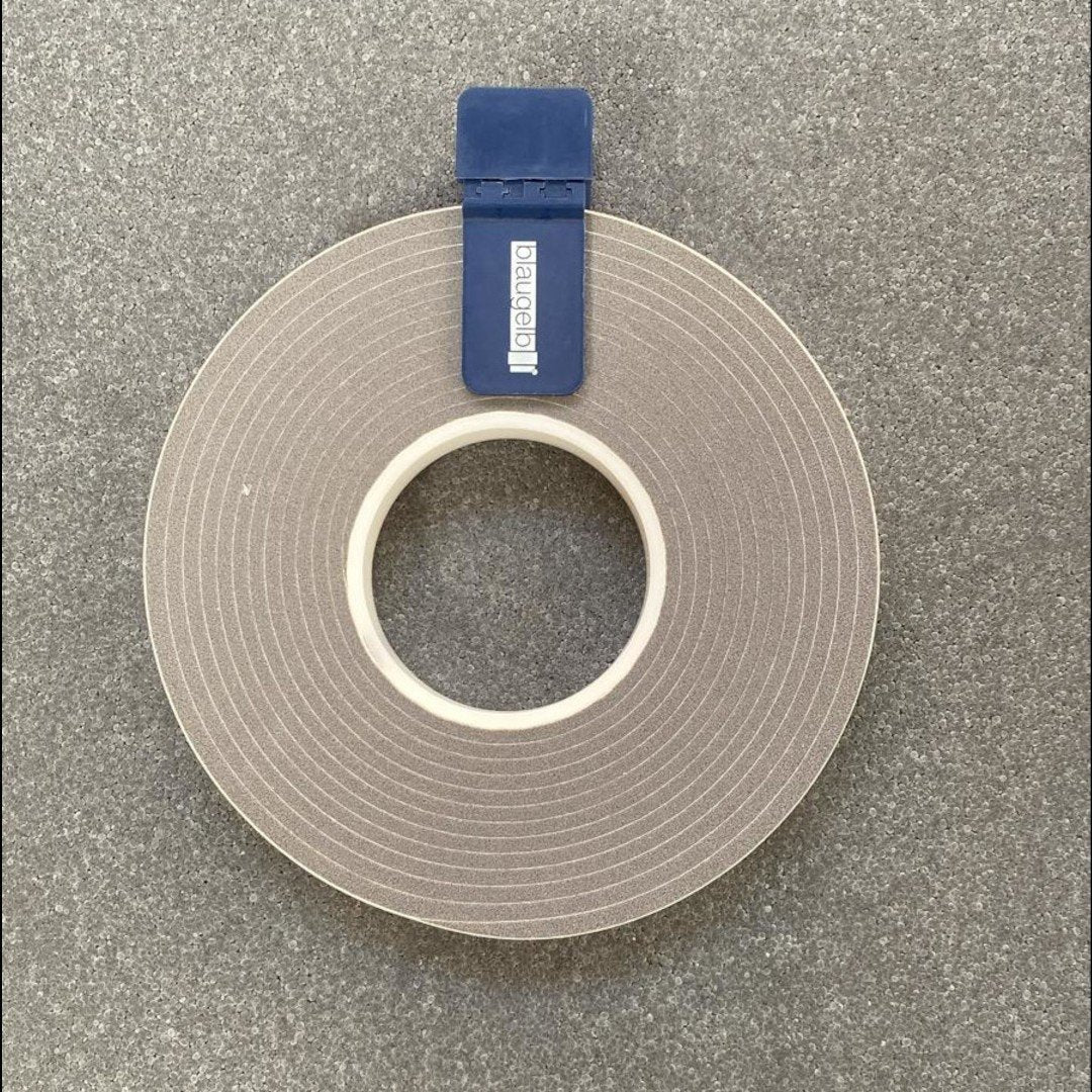 Clema din plastic cu arc blaugelb pentru mentinerea in stare rulata a sulurilor cu o latime de maxim 30 mm