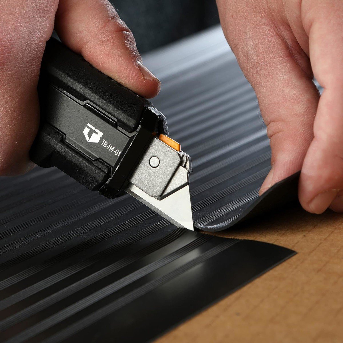 Cutter profesional ToughBuilt TB-H4S5-01, functie racleta geamuri si alte suprafete, schimbare facila functii, 5 lame, metalica