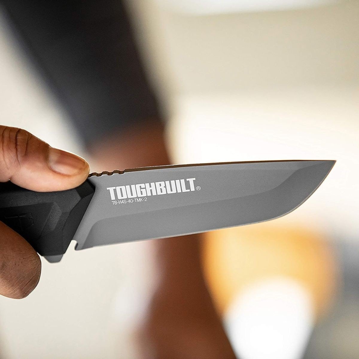 Cutit profesional ToughBuilt Tradesman TB-H4S-40-TMK-2, lama 10 cm din inox acoperita cu titan, teaca inclusa, culoare negru