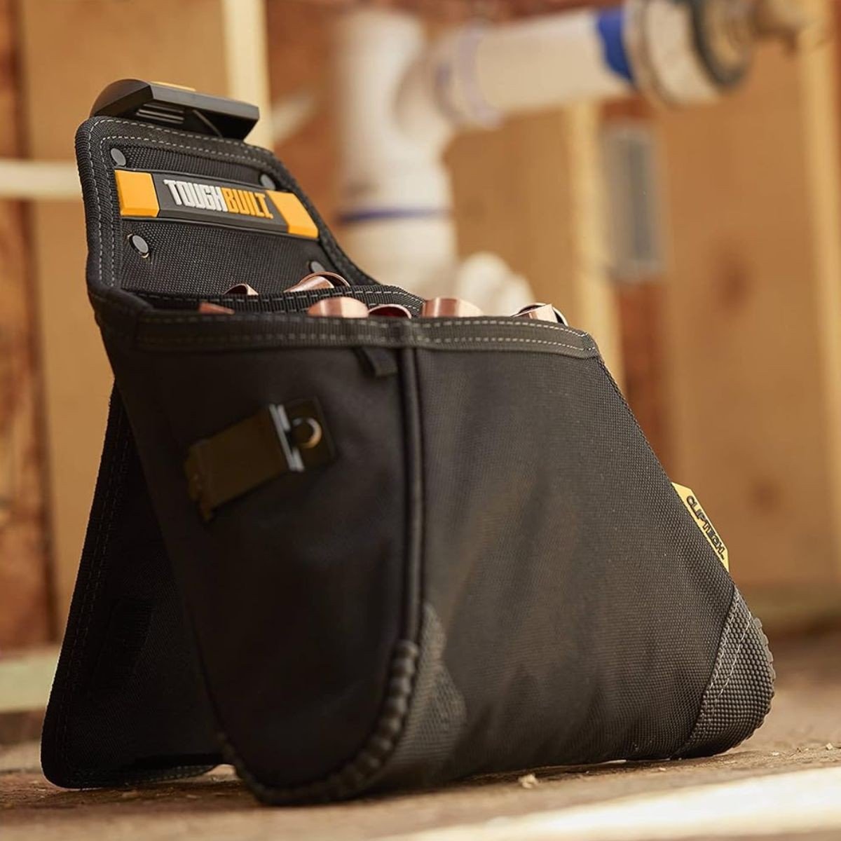 Buzunar rigid pentru accesorii ToughBuilt Supply Pouch TB-CT-05, ClipTech, suport pentru asezare pe verticala, negru