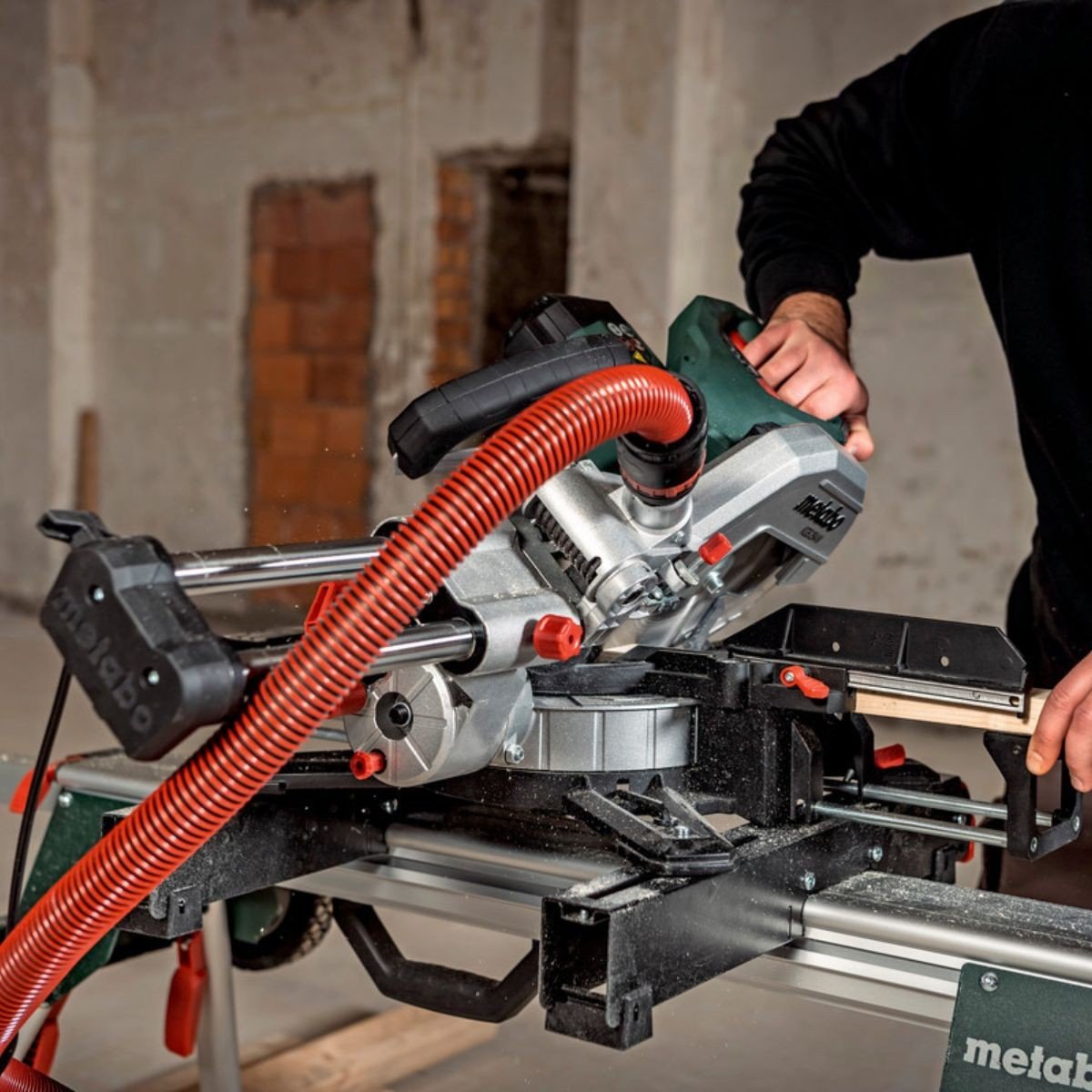 Fierastrau circular stationar cu sanie Metabo KGS 216 M Set, debitare inclinata, 5000 rot/min, 2 panze circular, 220 V