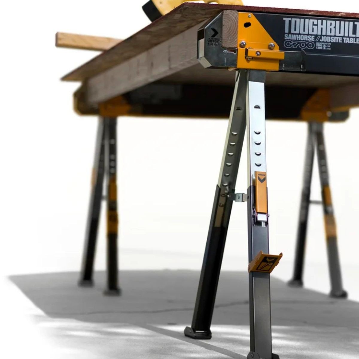 Set banc de lucru ToughBuilt TB-C-700-2, format din doua capre pliabile, reglabile pe inaltime, suporti de taiere integrati