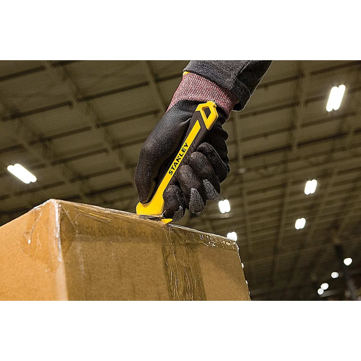 Cutter STANLEY cu lama ascunsa pentru taiere folii si benzi cu maner cauciucat DSTHT10356-0