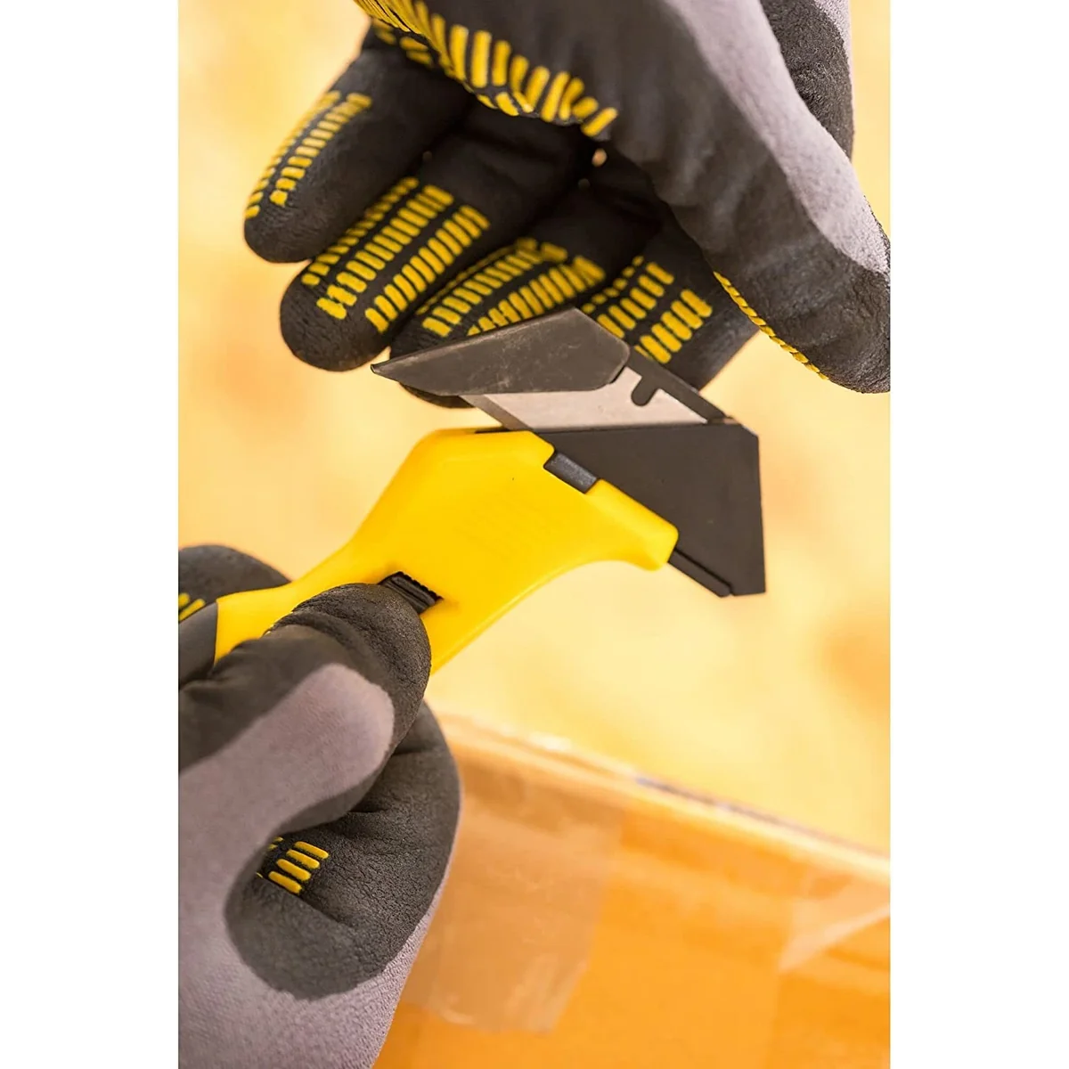 Cutter STANLEY FATMAX cu lama ascunsa interschimbabila pentru taiere carton simplu si dublu FMHT10373-0