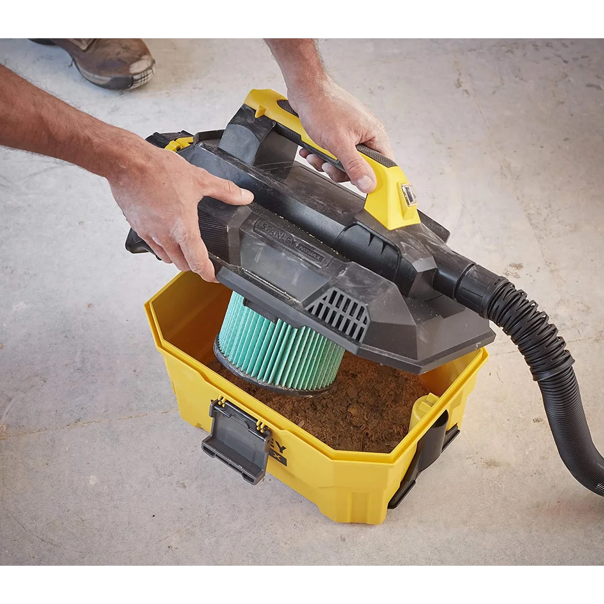 Aspirator umed/uscat STANLEY FATMAX pe acumulator capacitate 7.5 litri fara acumulator si incarcator in pachet SFMCV002B-XJ