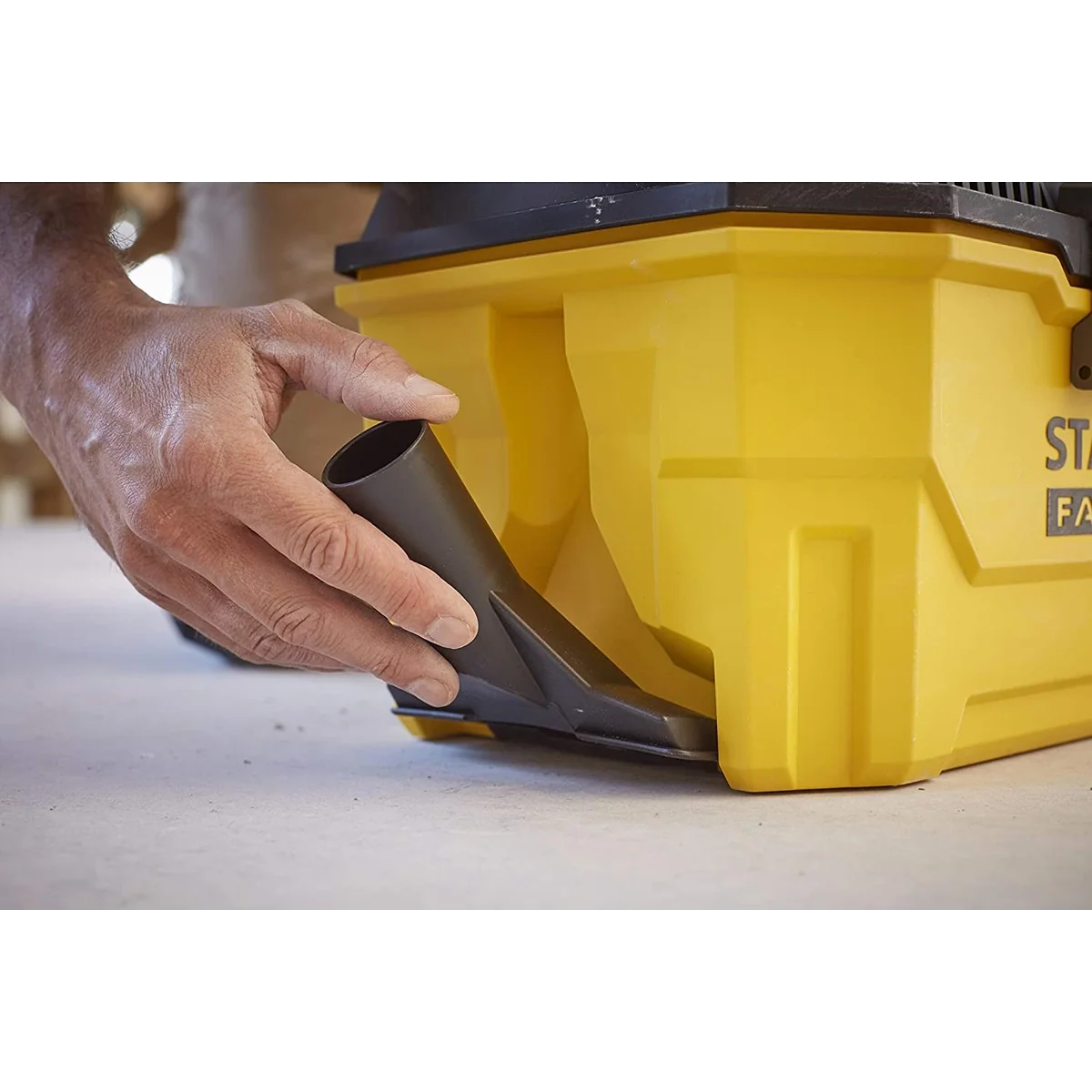 Aspirator umed/uscat STANLEY FATMAX pe acumulator capacitate 7.5 litri fara acumulator si incarcator in pachet SFMCV002B-XJ