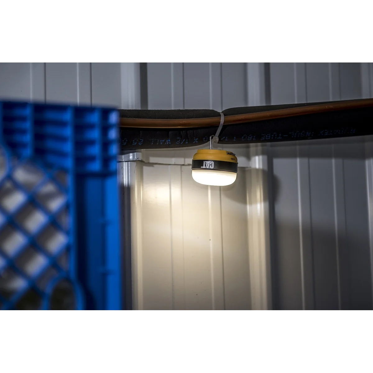 Lampa utilitara micro CAT CT6520 150 lumeni alimentare 3 baterii AAA cu baza magnetica si carlig