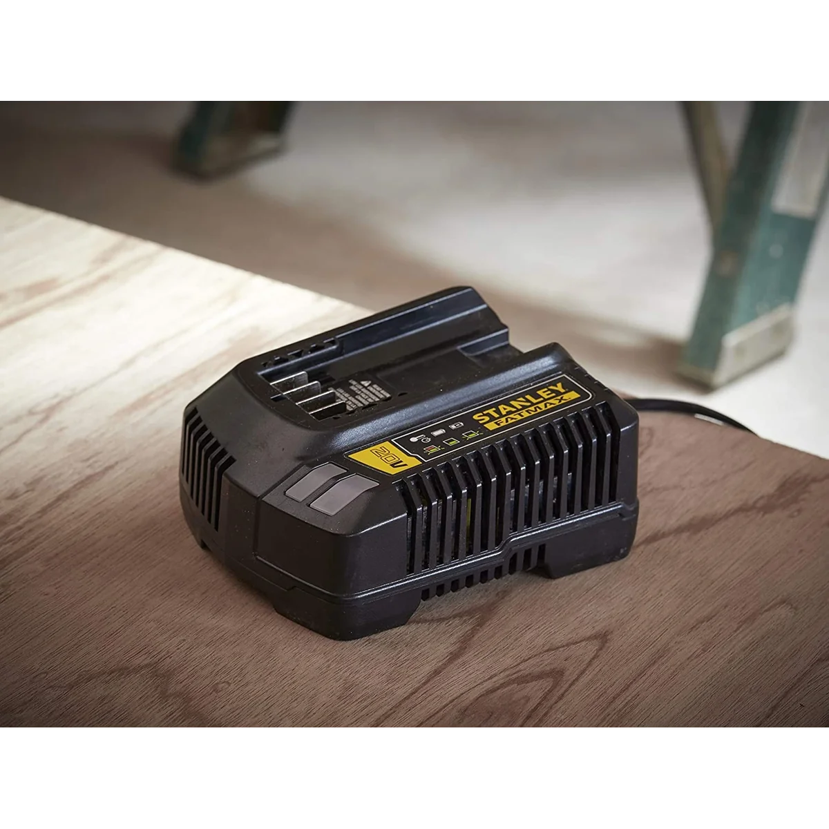 Incarcator STANLEY FATMAX 18 volti 4 amperi pentru acumulatori din seria V20