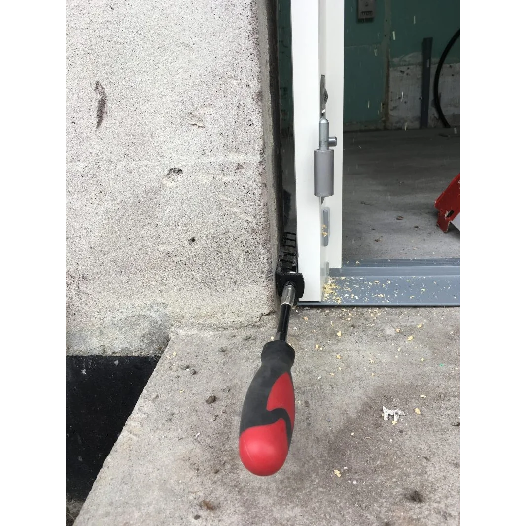 Dispozitiv reglabil WinMax cu placa mobila si maner flexibil pentru pozitionarea ferestrelor si usilor
