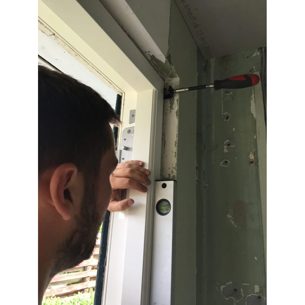 Dispozitiv reglabil WinMax cu placa mobila si maner flexibil pentru pozitionarea ferestrelor si usilor