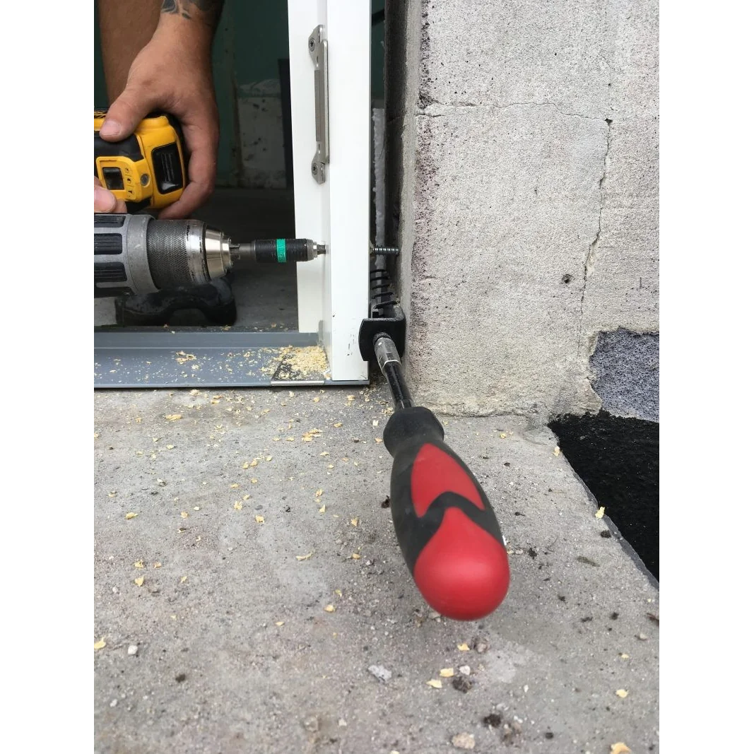 Dispozitiv reglabil WinMax cu placa mobila si maner flexibil pentru pozitionarea ferestrelor si usilor