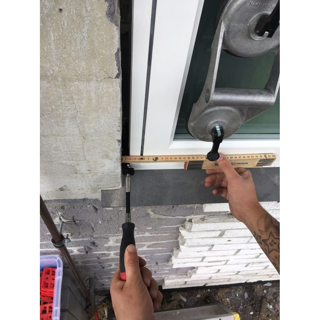 Dispozitiv reglabil WinMax cu placa mobila si maner flexibil pentru pozitionarea ferestrelor si usilor