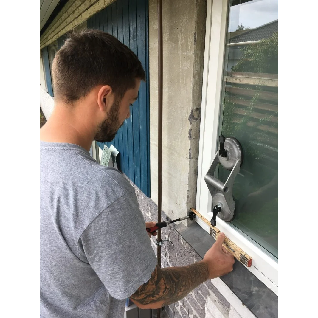 Dispozitiv reglabil WinMax cu placa mobila si maner flexibil pentru pozitionarea ferestrelor si usilor
