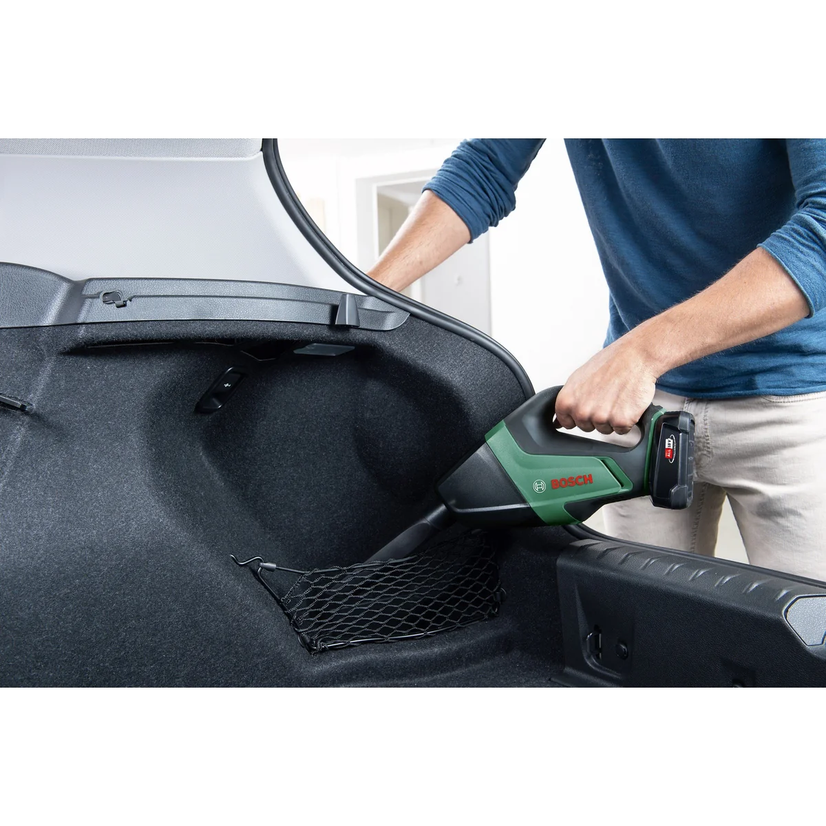 Aspirator de mana Bosch UniversalVac 18 cu acumulator litiu-ion 18 volti, cu acumulator si incarcator (06033B9103)